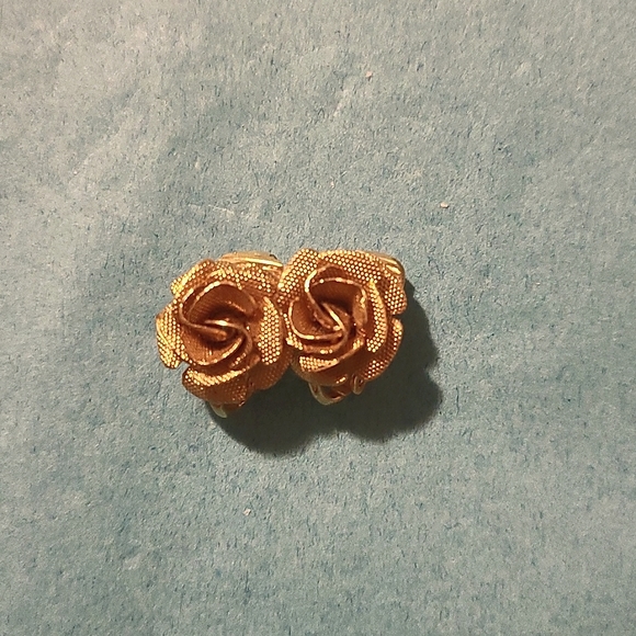 3 pairs of vintage flower clip on earrings - Picture 2 of 4